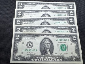 lot 80 image: 5 Sequential $2 Bills