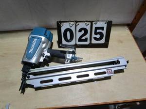 lot 25 image: Makita Round Head Framing Nailer