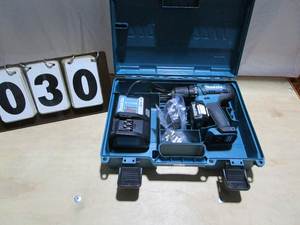 lot 30 image: Makita CXT Driver Drill Kit