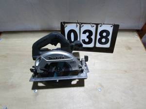 lot 38 image: Makita LXT CordlessSub-Compact Circular Saw - tool only