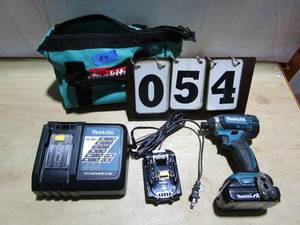 lot 54 image: Makita Compact Impact Driver Kit