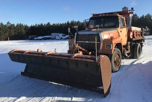 lot 1 image: 1992 Ford L8000F WPlow and Sander