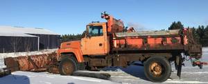 1992 Ford L8000F W/Plow and Sander