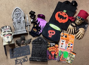 lot 106N image: LL - Halloween Decor and Party Accessories Collection