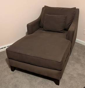 lot 28 image: ML - Brown Chaise Armchair with Removable Cushion and Pillow