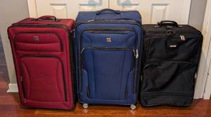 lot 148 image: SR - Set of 3 Large Wheeled Suitcases in Burgundy, Blue, and Black