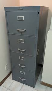 lot 149 image: LL - 4-Drawer Gray Steel File Cabinet with Broken Lock