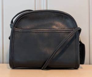 lot 178 image: SR - Small Black Coach Leather Purse