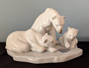 lot 179 image: SR - Lladro Bearly Love Porcelain Polar Bear Family Figurine