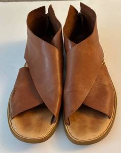 lot 240H image: K - Bourne Womens IWA Cuoio Leather Sandals Size 11M