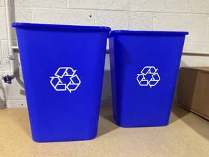 lot 377 image: LOT OF 2 Rubbermaid Commercial Products Plastic Containers