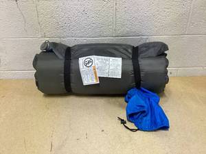lot 466 image: Venture Outdoors Self-Inflating Sleeping Mat