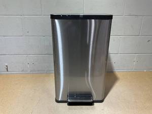 lot 269 image: Foot Pedal Trash Can