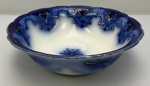 lot 132 image: Antique Alfred Meakin CAMBRIDGE Flow Blue Coupe Soup Bowl With Gold Accents 9 34 x 3