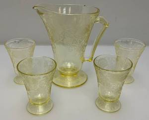 lot 133 image: Vintage Hazel atlas Yellow Florentine No. 2 7 12 28 Oz. Cone Footed Pitcher & Four Footed Glasses