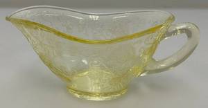 lot 134 image: Vintage Hazel atlas Yellow Florentine No. 2 Gravy Boat 6 14 x 2 34