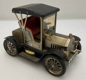 lot 138 image: Vintage 1917 Ford Model T Roadster Transistor Radio