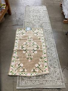 lot 13 image: Nourison Accent Rug and Everest Runner Combo
