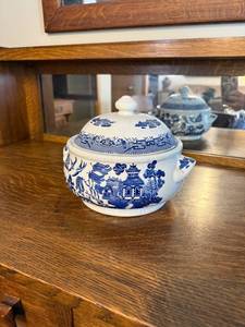 lot 2J image: Churchill Blue Willow Covered Tureen with Lid England