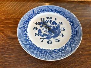 lot 8J image: Blue Willow Pattern Plate Wall Clock Made in Japan