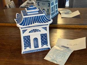 lot 15J image: Willow Blue Collectables Pagoda Cookie Jar with Certificate
