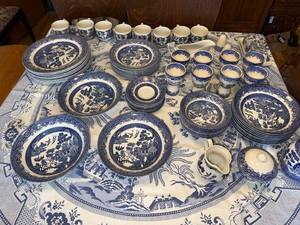 lot 24J image: Blue Willow China Dinnerware Set with Plates, Bowls, Cups and Serving Pieces - 8 Place Settings