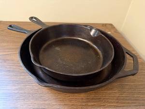lot 34J image: Set of 2 Lodge Cast Iron Skillets 10.5 Inch and 7 Inch