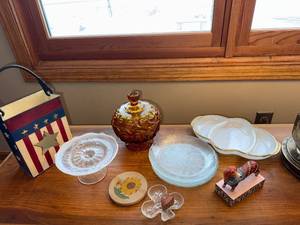 lot 37J image: Collection of Vintage Decorative Glassware and Trinkets