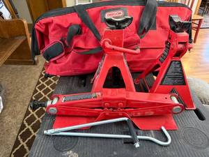 lot 71J image: Oregon 1.5 Ton Scissor Jack with 2 Jack Stands and Carry Bag