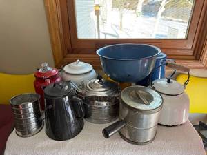 lot 80J image: Collection of Vintage Enamelware and Metal Kitchenware