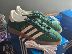 lot 204 image: Adidas Gazelle Indoor Shoes Size 8