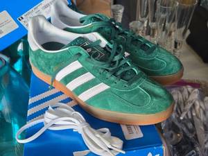 lot 206 image: Adidas Gazelle Indoor Shoes Size 9-12
