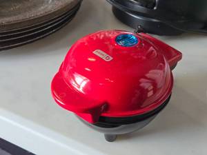 lot 228 image: Household Mini Pie Maker by Dash