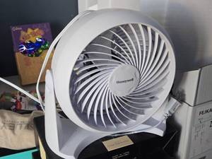 lot 225 image: Honeywell Table Fan