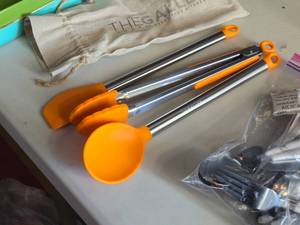 lot 234 image: Lot of (3) The Gallery Kitchen Cooking Utensils - Spoon, Spatula, Tongs with Carry Bag