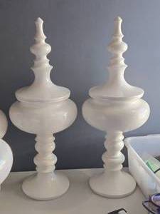 lot 252 image: Lot of (2) Finial Jar with Lid 31