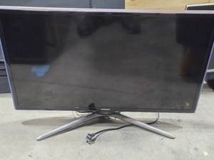 lot 4 image: Samsung 32 Flatscreen TV UN32F6300 with Stand and Power Cord
