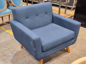 lot 76 image: Mid Century Modern Arm Chair 40 x 24 x 33 (blue fabric)
