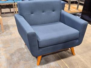 lot 76A image: Mid Century Modern Arm Chair 40 x 24 x 33 (blue fabric)