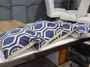 lot 96 image: Lot of (4) 19 Geometric Mosaic pattern Decorative Throw Pillows