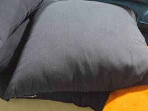 lot 118 image: Lot of (4) 15 Throw Pillows