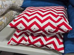 lot 114 image: Lot of (2) 15 Throw Pillows