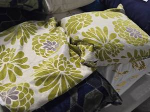 lot 131 image: Lot of (2) 19 Floral pattern Textured Fabric Throw Pillow Covers with One Pillow