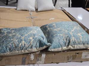 lot 138 image: Lot of (2) 22 Floral pattern Throw Pillows - Monterey by Sherry Kline Home