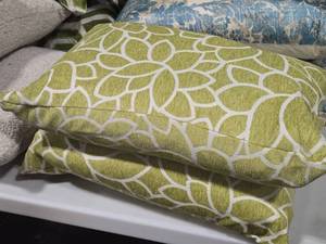 lot 140 image: Lot of (2) Textured Fabric Throw Pillows 21 x 12