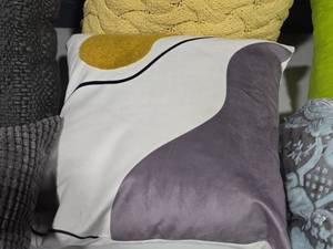 lot 183 image: Lot of (1) 14 Modern Abstract pattern Throw Pillow