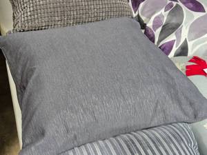 lot 186 image: Lot of (1) 18 Textured Fabric Throw Pillow