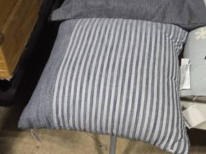 lot 185 image: Lot of (1) 15 Throw Pillow