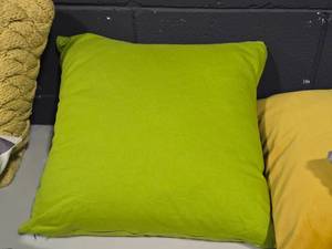 lot 176 image: Lot of (1) 14 Throw Pillow