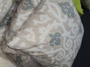 lot 152 image: Lot of (3) 20 Linen Throw Pillows by Z Gallerie